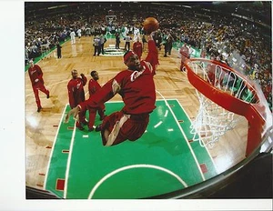 Foto brillante 8 1/2 X 11 LeBron James Cleveland Cavaliers {BKP002} - Imagen 1 de 1
