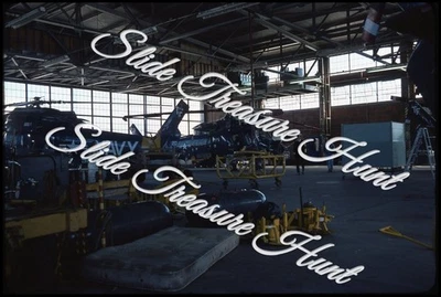 Helicóptero de la Marina Hangar Militar 35 mm Diapositiva Años 70 Kodachrome Foto 1 de 3