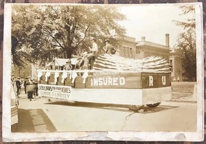 Anfang 1900 Foto 4. Juli Parade Schwimmer Feuerwehrmänner Hochadler Feuerwehrhelme - Bild 1 von 3