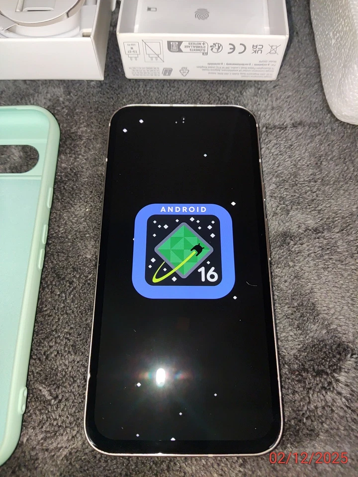 Google Pixel 8A 5G 8/128gb porcelain white + alimentatore originale + accessori  - Immagine 1 di 4