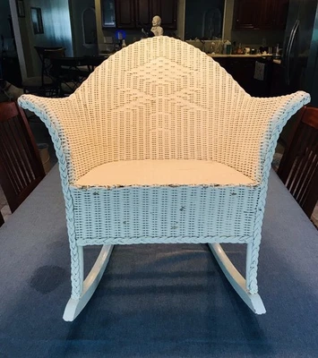 Mecedora antigua vintage de mimbre blanca para niños Foto 1 de 4