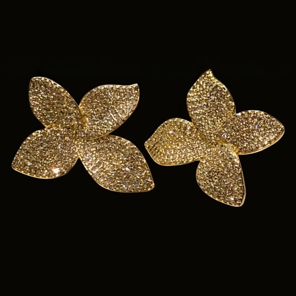 Pendientes de flores rellenos de oro blanco de 18k hechos con cristal de Swarovski inspirados en el diseñador Foto 1 de 4