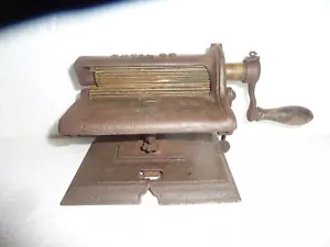 Antica crimpatrice a manovella in ghisa e ottone Royal Fluting - Foto 1 di 8