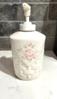 Pfaltzgraff Té Rosa Jabón Loción Bomba Dispensador Tejido de Cesta Marfil Rosa Gres Foto 1 de 4