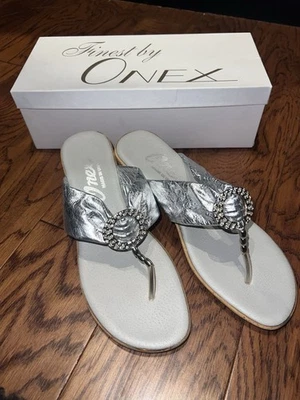 NUEVAS Sandalias Onex Para Mujer Sunshine Cuero Plateado Tanga Cuña Talla 9 con Caja Hechas en EE. UU. Foto 1 de 4