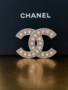 Light Pink Chanel CC Brooch - Picture 1 of 10