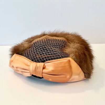 Sombrero para mujer Paul Beusam de colección años 50 diseñado a medida de piel de visón marrón con lazo de satén Foto 1 de 4