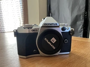 APPAREIL PHOTO NUMÉRIQUE OLYMPUS OM-D E-M5 MARK ii (excellent moins de 400 clichés) - Photo 1/6