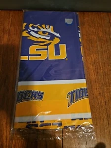 LSU Tigers Kunststoff Tisch Abdeckung Heckklappen Geburtstage Fußball 54x108 Zoll  - Bild 1 von 2