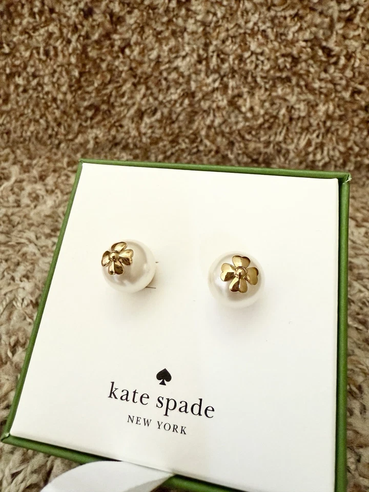 💲25.85🐚KATE SPADE PEARL WITH SIGNATURE FLOWER STUD EARRINGS WHITE/ GOLD  - Image 1 of 4