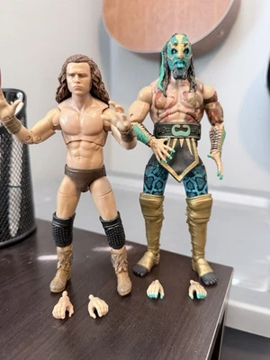 Figuras de acción AEW Jazwares incomparables Jurassic Express Jungle Boy y Luchasaurs Foto 1 de 2