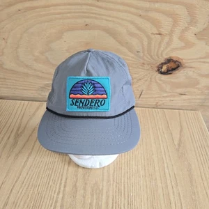 Sendero Provisions Co. Sombrero Exterior Ajustable Cuerda Snapback Sombrero Parche Gris Azul Usado en Excelente Condición - Imagen 1 de 6
