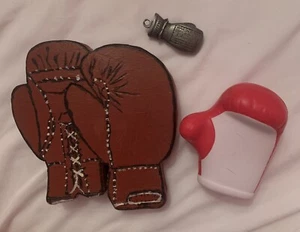 Boxhandschuhe Caesars Souvenir De la Joya Camacho 1997 Squeezy Holz Plakette - Bild 1 von 6