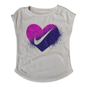 Camiseta Nike Niñas Pequeñas, Blanca DriFit Talla 2T Heart The Nike Tee - Imagen 1 de 4