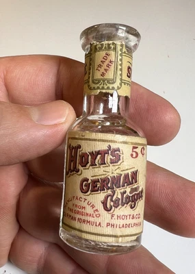 Antigua botella de perfume victoriana Hoyt’s German Colonia 5¢ etiquetada años 1890 Foto 1 de 4