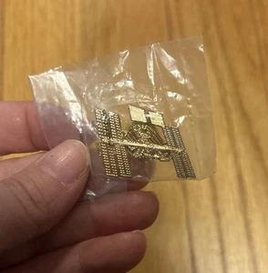 Spilla cappello bavero tono oro NASA Space Shuttle ISS Stazione Spaziale Internazionale - Foto 1 di 3