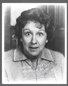 Foto autografiada de Jean Stapleton de 8x10 con certificado de autenticidad inscrito personalmente. Estado F - Imagen 1 de 2