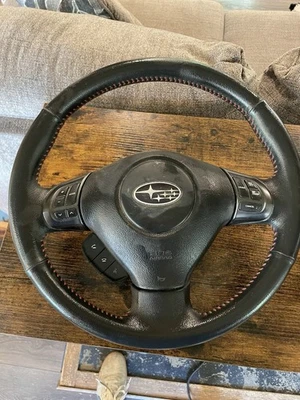 Volante Subaru Impreza/STi/WRX 2008-2014 *COSTURAS ROJAS* cuero OEM bueno Foto 1 de 4