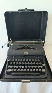Royal Artow Typewriter Vintage 40s Portable With Carrying Case - Picture 1 of 18