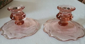 2 Vintage 1930’s Pink Depression Lancaster Glass Etched Taper Candlestick Holders - Bild 1 von 4