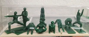 Yoga Joes 9 Stück grüne Militär Armee Männer Figuren von Neiman Marcus - Bild 1 von 5