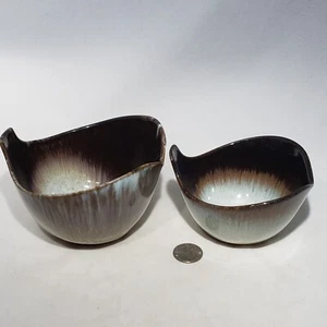 Juego de 2 cuencos de cerámica Peter Pots marrón caoba de colección firmados en crema - Imagen 1 de 10