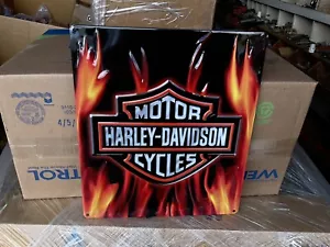 Insegna Latta Harley-Davidson Logo Fiammeggiante in rilievo, 13 x 15 in H-D Nuovo Fire Biker - Foto 1 di 5