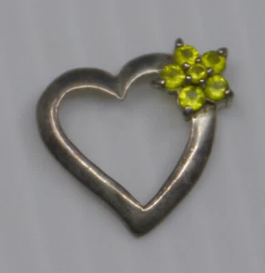 L - VINTAGE STERLING SILVER HEART SHAPED PENDANT w GREEN STONE FLOWER - Picture 1 of 3