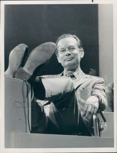 1970 Press Photo Newscaster David Brinkley With Feet Propped Up - Picture 1 of 2