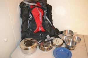 Zaino da trekking Gregory con set di pentole da campeggio in acciaio inox e piastra smaltata blu - Foto 1 di 9