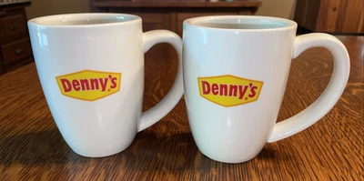 Par de tazas de café Dennys "Un buen comensal tiene... corazones abiertos" cerámica de Oneida Foto 1 de 4