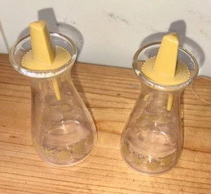 Salero y pimentero vintage Corning/Pyrex - patrón dorado mariposa - Imagen 1 de 6