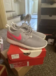 Women’s Nike Roshe One Size 6.5Y GS WORN ONCE - Picture 1 of 5