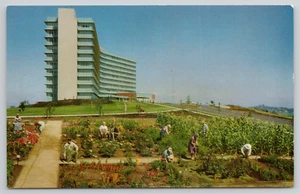 Postcard Medford Oregon Rouge Valley Manor Retirement Home Gardens c1970 - Picture 1 of 2