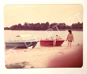 Vintage Candid snapshot senza camicia giovane uomo e donna anni 70 VA barca vita spiaggia cani - Foto 1 di 3
