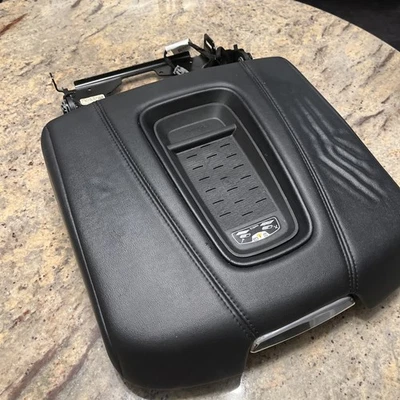 2016-2020 CADILLAC ЭСКАЛЕЙД ЦЕНТРАЛЬНАЯ НАПОЛЬНАЯ КОНСОЛЬ ЗАРЯДНАЯ КРЫШКА ПОДЛОКОТНИК ЧЕРНЫЙ OEM - Изображение 1 из 4