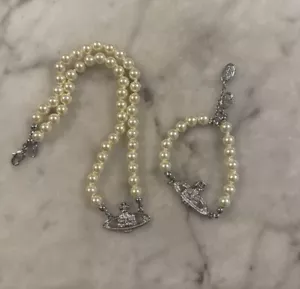 Vivienne Westwood Bas Relief Pearl Orb Pendant Choker Necklace and Bracelet SET - Foto 1 di 6