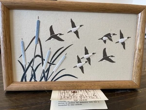 10"x6" strukturierter Stoff gerahmte Wandkunst - Gänse Enten Rohrkolben De Jean - Bild 1 von 4