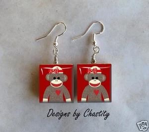 Sockenaffe Ohrringe Scrabble Art Charm Baumeln - Mädchen rote Schleife Herz Sockmonkey  - Bild 1 von 1