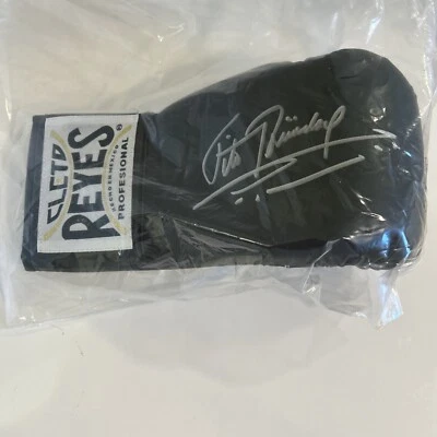FELIX " TITO " TRINIDAD AUTOGRAPHED REYES GLOVE. BAS AUTHENTICATED. - Image 1 of 4