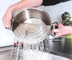 UNIVERSALES TOPFSIEB ABGIEßHILFE ROSTFREIER EDELSTAHL FÜR TÖPFE BIS ZU 26 cm ⌀ - Bild 1 von 4