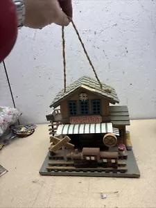 American Wooden Train Station Birdhouse - Foto 1 di 20