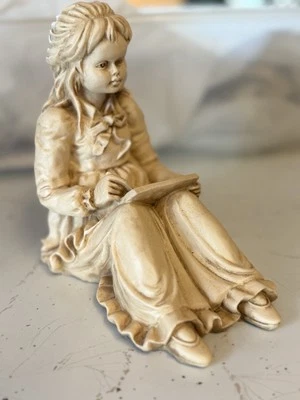 Estatua de niña de lectura decoración del hogar beige natural interior resina pesada Foto 1 de 4