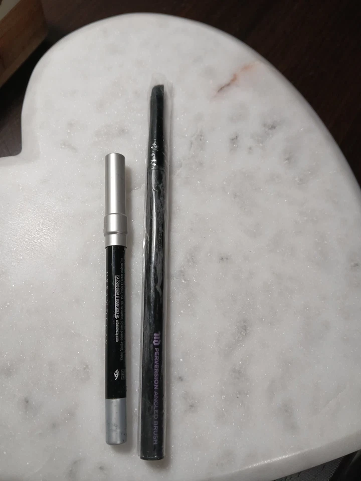 Cepillo delineador de ojos en ángulo Urban Decay Perversion tamaño completo + delineador negro Mini Zero Foto 1 de 1