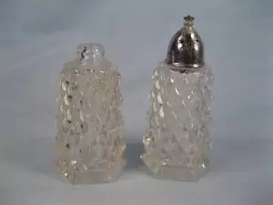 Glass Salt & Pepper Shakers Diamond Pattern Hexagonal Base Vintage (O) - AS IS - Picture 1 of 6