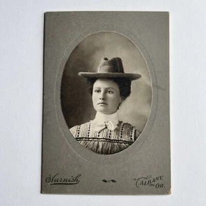 Hermosa fotografía antigua a bordo hermosa mujer joven sombrero de vaquero Albany O - Imagen 1 de 8