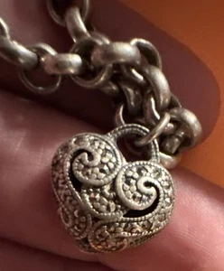 Silberfarbenes Armband mit Herzanhänger - Bild 1 von 5