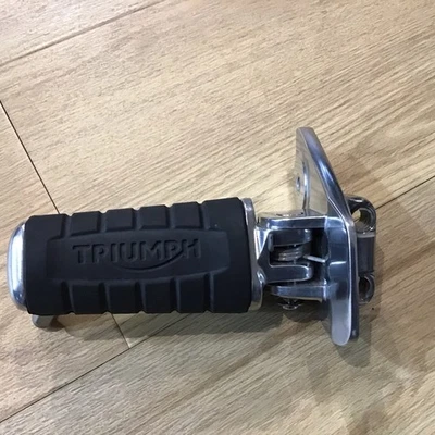 Reposapiés derecho para motocicleta Triumph #T2084803 y placa de control izquierda #T2082259 Foto 1 de 3
