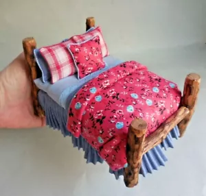 CAMA VESTIDA CASA DE MUÑECAS ~ CAMA DE TRONCOS ADIRONDACK ROJA DENIM - Imagen 1 de 4