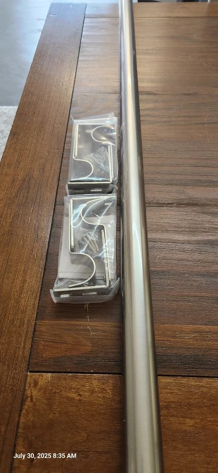 Poste metálico telescópico Kirsch 1-3/8". 1831459 en níquel satinado.  66" - 120" Foto 1 de 1